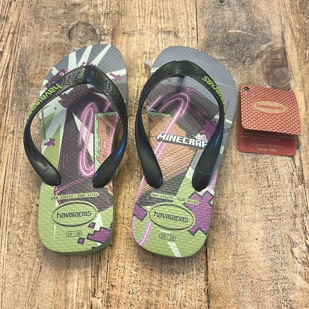 NWT Kids havaianas Minecraft flip flops!